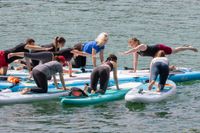 Yoga Lehrer auf Paddle Boards